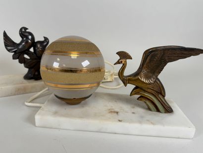 Lot comprenant :
- lampe à poser en régule,...