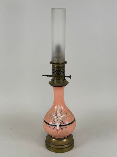 Lampe à pétrole en porcelaine sur fond rose...