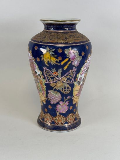 ASIA, 20th century.
Polychrome and gold porcelain...