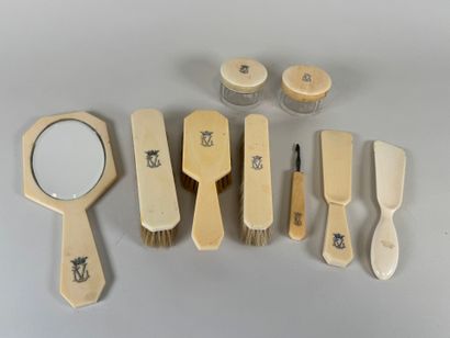 Partie de nécessaire de toilette en os et...