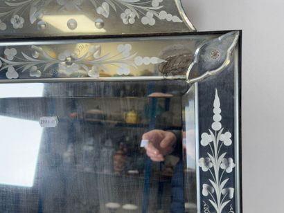 Petit miroir dit de Venise en verres biseautés...