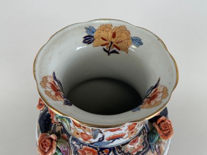 ASIA, 20th century.
Polychrome and gold porcelain...