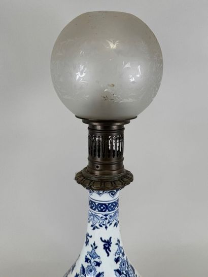 GIEN.
Lampe à pétrole en faïence bleu-blanc...