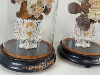 Deux globes de mariée en verre bombé, le...