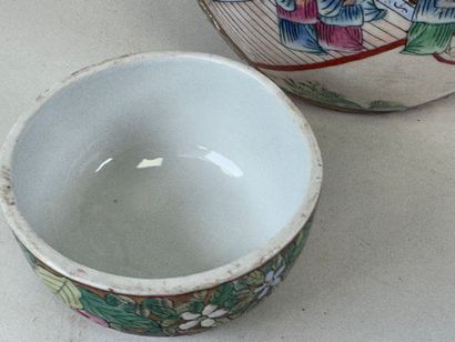 Lot comprenant :
- CHINE, XXe.
Verseuse en...