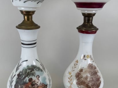 Deux lampes en verre opalin à décor de paysage...