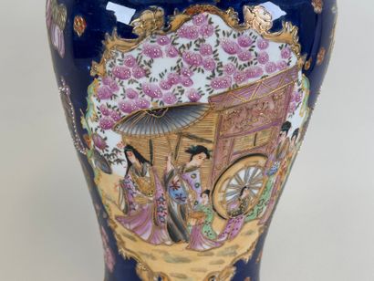 ASIA, 20th century.
Polychrome and gold porcelain...