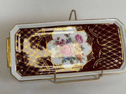 Lot en porcelaine polychrome et or comprenant...