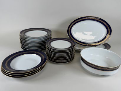HEINRICH.
Partie de service de table en porcelaine...