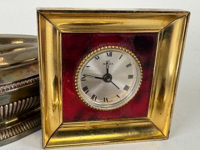 Lot comprenant :
- UTI.
Petite pendulette...