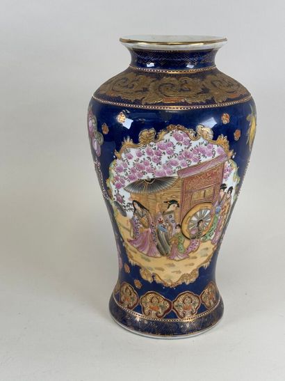 ASIA, 20th century.
Polychrome and gold porcelain...