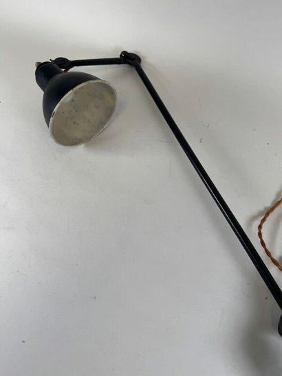Lampe d'atelier en métal laqué noir.
H. 78...