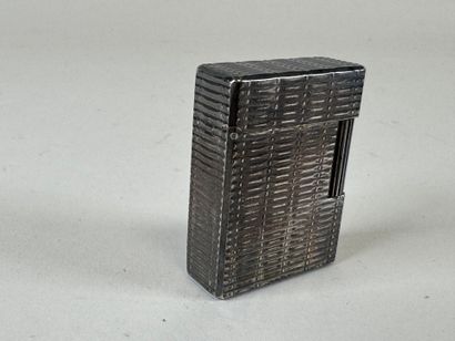 S.T. DUPONT.
Briquet en métal argenté guilloché.
1,5...