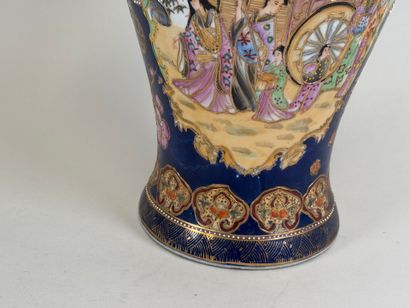 ASIA, 20th century.
Polychrome and gold porcelain...