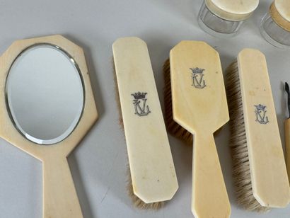 Partie de nécessaire de toilette en os et...