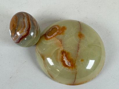 Onyx bowl and egg.
H. 3.5 cm.
D. 13 cm.