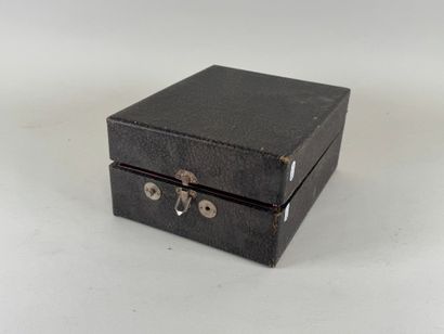 TRUMPF.
Petit tourne-disque phonographe.
Travail...