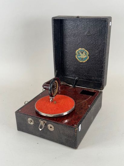 TRUMPF.
Petit tourne-disque phonographe.
Travail...