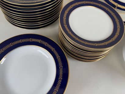 HEINRICH.
Partie de service de table en porcelaine...