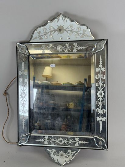 Petit miroir dit de Venise en verres biseautés...
