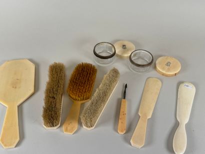 Partie de nécessaire de toilette en os et...