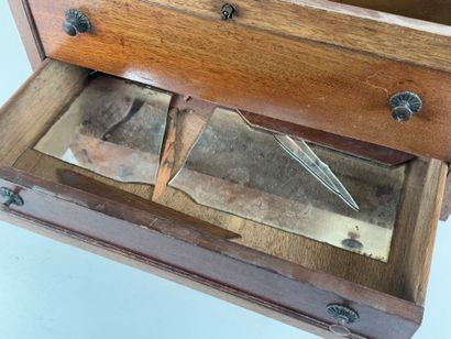 Petit meuble à poser en acajou ouvrant par...