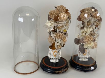 Deux globes de mariée en verre bombé, le...