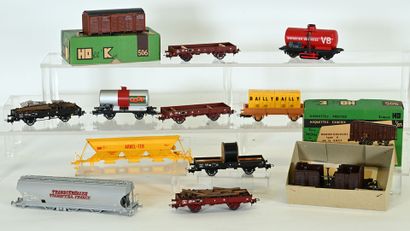 Set of 12 freight cars in Ho, to be dusted,
-...
