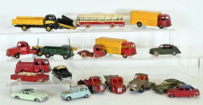 Lot of 18 DINKY TOYS vehicles, wrecked condition...