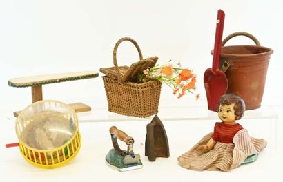 Lot de divers objets se rapportant aux enfants:
...