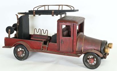 Camion de pompier en bois et métal, restauration...