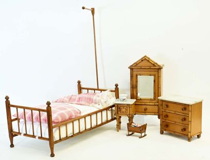 Chambre de poupée en bois clair, comprenant:
...