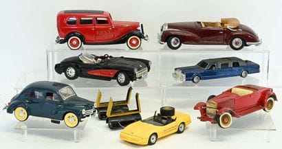 Lot de 8 véhicules échelles variées, manques...