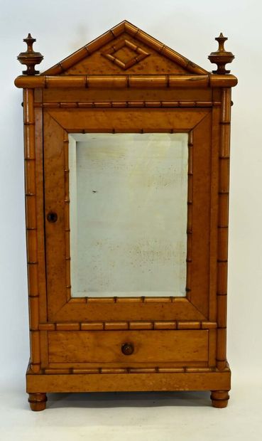 Grande armoire de poupée avec miroir biseauté...