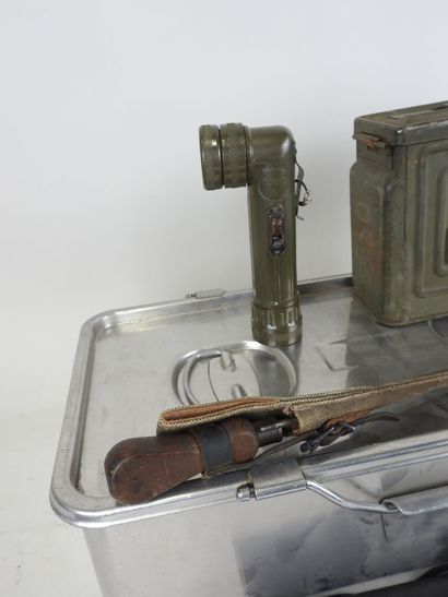 Miscellaneous militaria lot:
- US ammo box,...