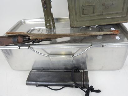 Miscellaneous militaria lot:
- US ammo box,...