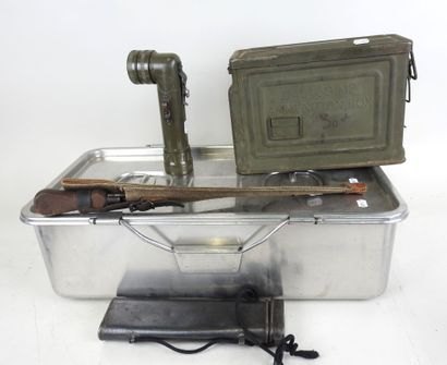 Miscellaneous militaria lot:
- US ammo box,...