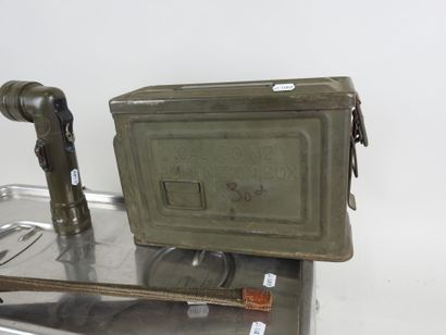 Miscellaneous militaria lot:
- US ammo box,...