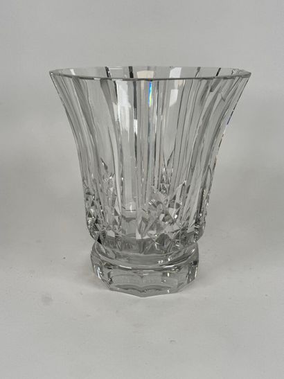 SAINT LOUIS.
Large cut crystal vase.
H. 25...