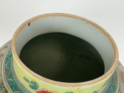CHINA, 20th century.
Covered polychrome porcelain...