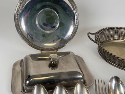 Silver-plated lot:
- LEUCHARS & SON.
Basket...