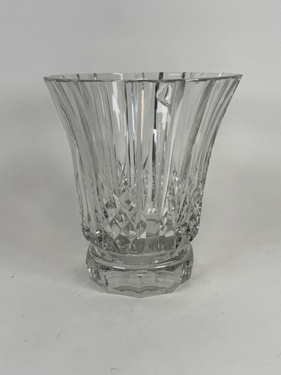 SAINT LOUIS.
Large cut crystal vase.
H. 25...