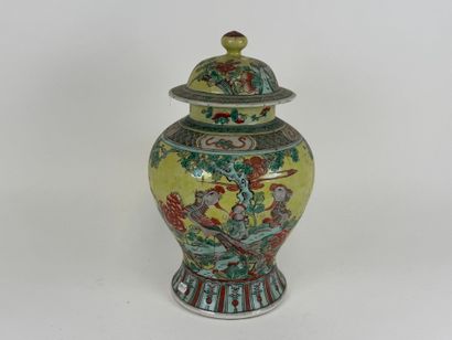 CHINA, 20th century.
Covered polychrome porcelain...