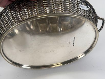Silver-plated lot:
- LEUCHARS & SON.
Basket...