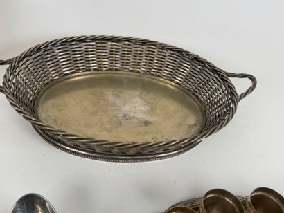 Silver-plated lot:
- LEUCHARS & SON.
Basket...