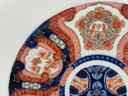 JAPAN, Imari, 19th century.
Large circular...
