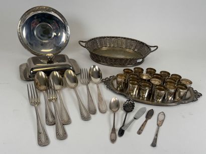 Silver-plated lot:
- LEUCHARS & SON.
Basket...