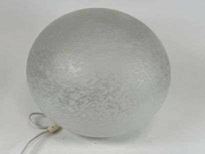 Pebble-type table lamp in marbled glass.
H....