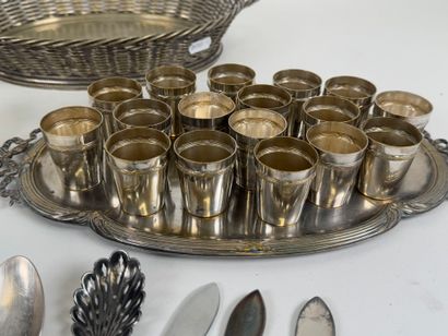 Silver-plated lot:
- LEUCHARS & SON.
Basket...