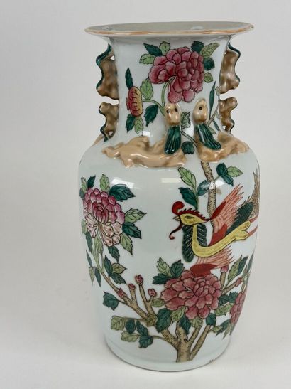 CHINA, 20th century.
Polychrome porcelain...